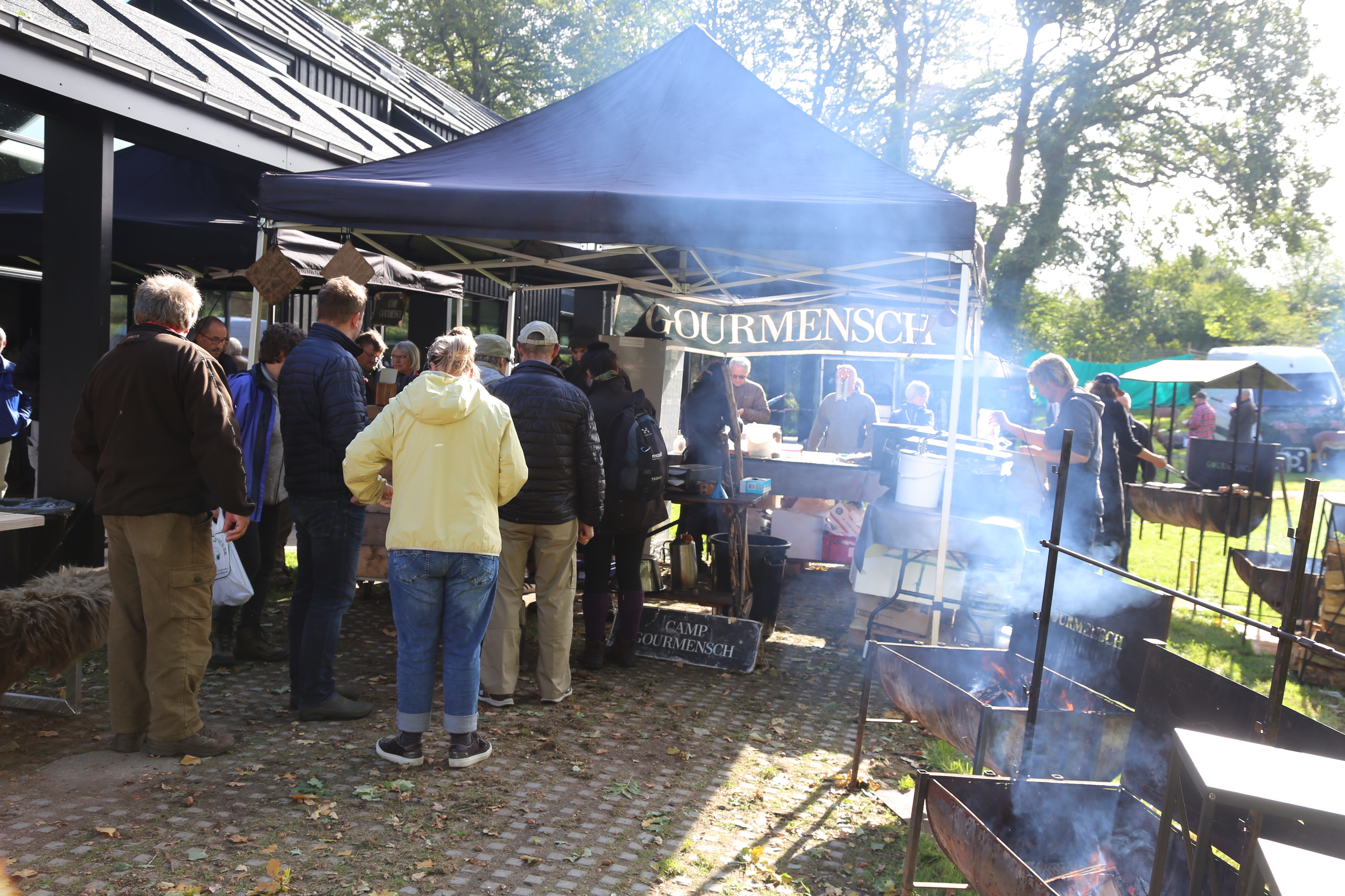 Uden mad og drikke dur messegæsten ikke. Og der var naturligvis tale om ”jagtmad”, mere præcist krondyrs hotdogs.