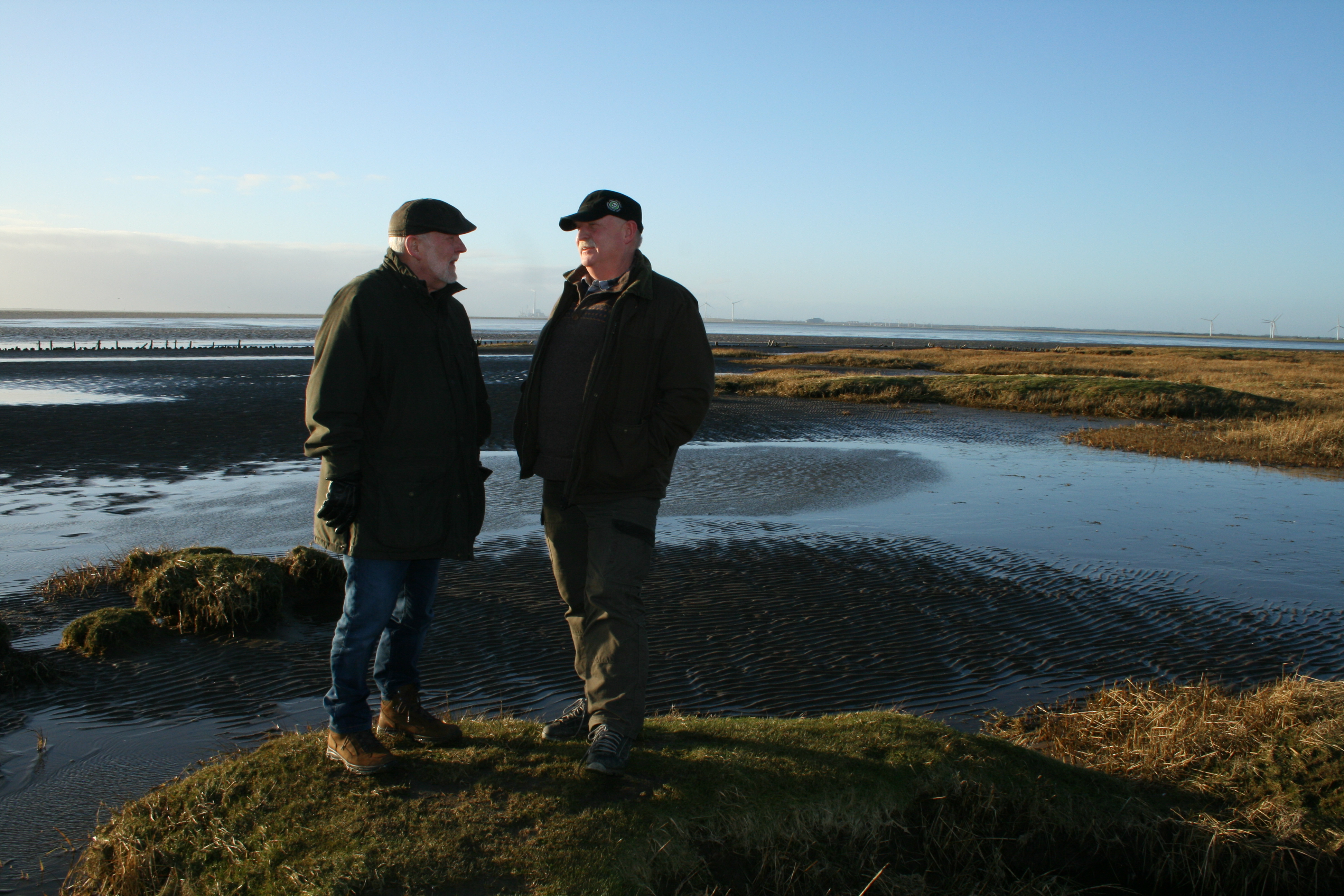 Danmarks Jægerforbunds nyudpegede medlem af bestyrelsen for Nationalpark Vadehavet, Jan Holm (t.h.) har et godt samarbejde med det afgående medlem, Hans Christian Fuglsang. Her drøfter de fremtidens projekter på kanten af Vadehavet.